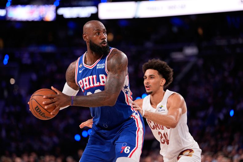 El jugador de los 76ers de Filadelfia, LeBron James, a la izquierda, intenta superar a Tyrese Proctor, de los Cavaliers de Cleveland, durante la primera mitad de un partido de básquetbol de la NBA, el jueves 22 de octubre de 2026, en Filadelfia. (Foto AP/Matt Slocum)