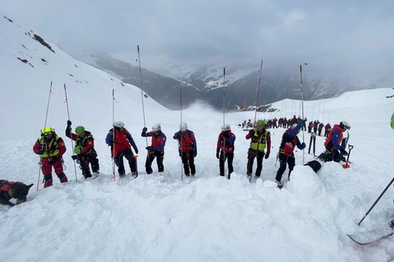 Rescatistas en un lugar cercano a una avalancha en Val Ridanna en el norte de Italia, el 21 de marzo del 2026. (Agencia de Rescates Alpinos de Italia/Agencia de Rescates Trentino Via AP)