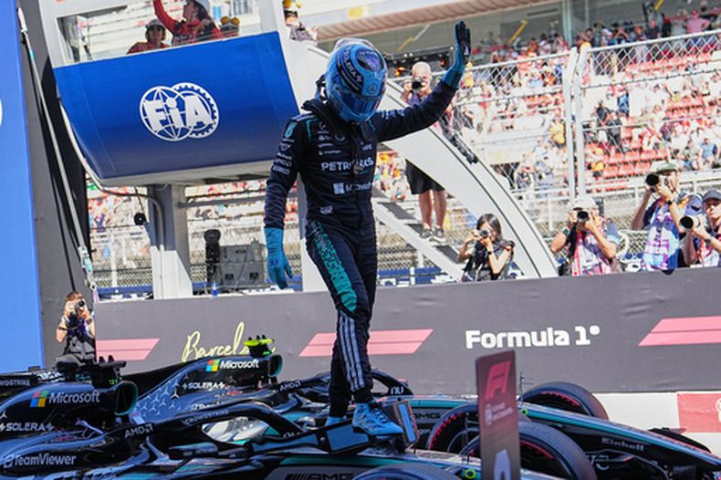 El piloto de Mercedes, George Russell de Gran Bretaña, celebra su pole position tras la sesión de clasificación para el Gran Premio de España de la F1 en el autódromo de Barcelona-Catalunya en Montmeló, cerca de Barcelona, España, el sábado 13 de junio de 2026. (Foto AP/Fatima Shbair)