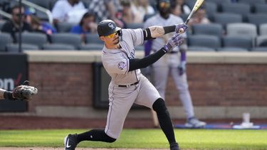 Brenton Doyle pega un hit por los Rockies de Colorado ante los Mets, en Nueva York, el domingo 7 de mayo de 2023. (AP Foto/John Minchillo)