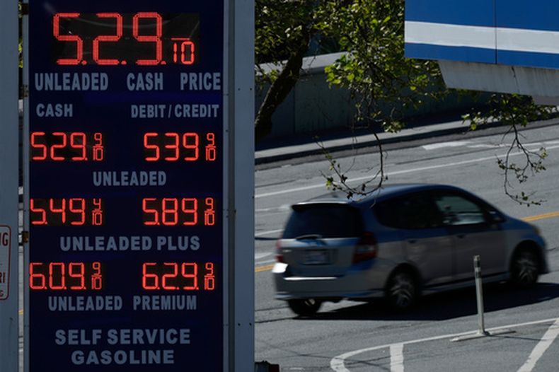 Un automóvil circula detrás del cartel de precios de gasolina de una gasolinera en San Francisco, el jueves 5 de marzo de 2026. (Foto AP/Jeff Chiu)