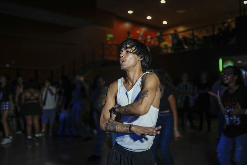 El bailarín Francisco Piedra, conocido por su nombre artístico Ken, baila al ritmo de una canción K-pop, o música popular coreana, en una casa cultural en La Habana, Cuba, el sábado 7 de septiembre de 2024. (Foto AP/Ramón Espinosa)