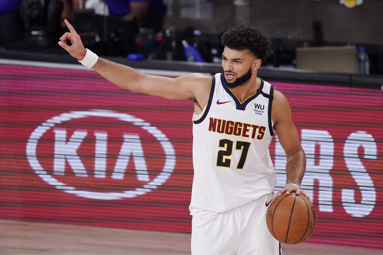 Jamal Murray, de los Nuggets de Denver, da indicaciones durante un partido ante los Lakers de Los Ángeles, el 26 de septiembre de 2020 (AP foto/Mark J. Terrill)