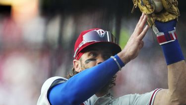 Bryce Harper, primera base de los Filis de Filadelfia, atrapa un elevado de foul en el juego ante los Guardianes de Cleveland, el viernes 21 de julio de 2023 (AP Foto/Sue Ogrocki)