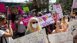 ARCHIVO - Manifestantes sostienen pancartas mientras caminan de regreso al ayuntamiento de Orlando durante una marcha por el acceso al aborto, el 2 de octubre de 2021, en Orlando, Florida. (Chasity Maynard/Orlando Sentinel vía AP, archivo)