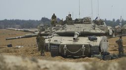 Soldados israelíes, en tanques y vehículos militares en el sur de Israel, cerca de la frontera con el Franja de Gaza, el 15 de mayo de 2025. (AP Foto/Ariel Schalit)