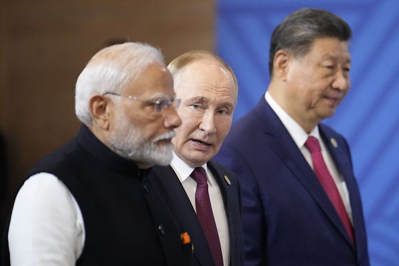 De izquierda a derecha, el primer ministro de India, Narendra Modi, el presidente de Rusia, Vladímir Putin, y el presidente de China, Xi Jinping, asisten a una foto grupal antes de la sesión plenaria de Kazán, Rusia, el miércoles 23 de octubre de 2024. (AP Foto/Alexander Zemlianichenko, Pool)