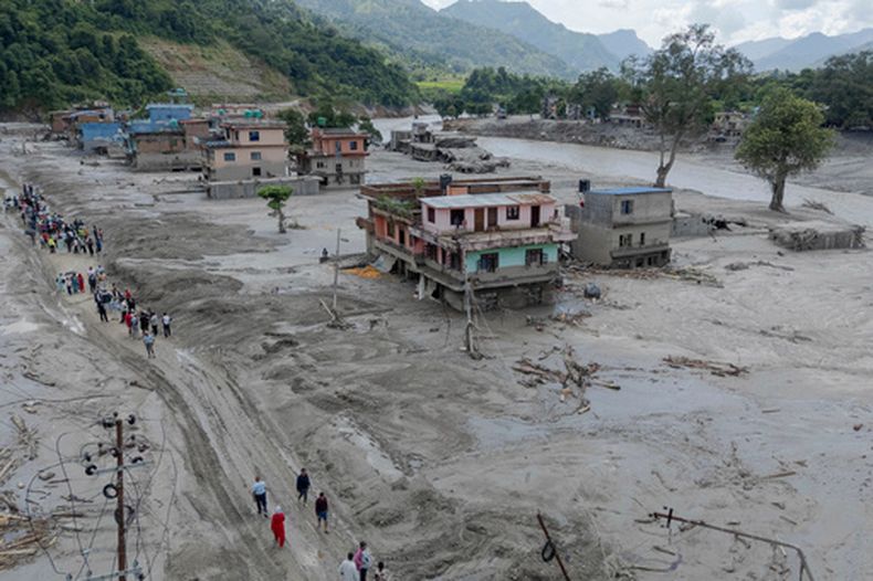 En esta fotografía difundida por la agencia de noticias Xinhua, una imagen tomada por un dron muestra una zona afectada por inundaciones, el jueves 27 de agosto de 2026, en Nuwakot, Nepal. (Sulav Shrestha/Xinhua vía AP)