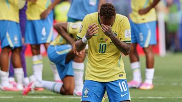 Neymar, de la selección de Brasil, se lamenta tras la eliminación ante Noruega en los octavos de final de la Copa del Mundo, el domingo 5 de julio de 2026 en East Rutherford, Nueva Jersey (AP Foto/Adam Hunger)