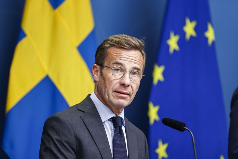 El primer ministro sueco Ulf Kristersson habla en conferencia de prensa en Estocolmo, martes 1 de agosto de 2023, sobre la política de seguridad para proteger a ciudadanos suecos. (Caisa Rasmussen/TT News Agency via AP)