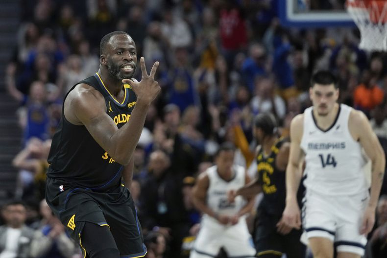 Draymond Green, alero de los Warriors de Golden State, festeja tras atinar un triple en el duelo del viernes 15 de noviembre de 2024, ante los Grizzlies de Memphis (AP Foto/Godofredo A. Vásquez)