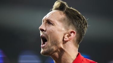 Luuk de Jong celebra tras anotar un gol para el PSV Eindhoven ante el Borussia Dortmund en los octavos de final de la Liga de Campeones, el martes 20 de febrero de 2024, en Eindhoven. (AP Foto/Peter Dejong)