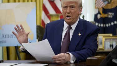 ARCHIVO - El presidente Donald Trump habla con los reporteros en el Despacho Oval de la Casa Blanca, en Washington, el 13 de febrero de 2025. (AP Foto/Ben Curtis)
