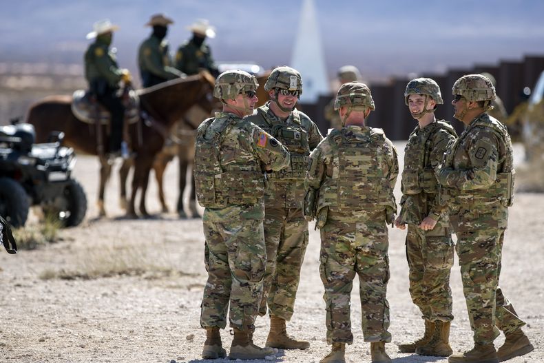 Soldados del Ejército esperan a la llegada del secretario de Defensa Pete Hegseth a la frontera entre México y Estados Unidos, el lunes 3 de febrero de 2025, en Sunland Park, Nuevo México. (AP Foto/Andres Leighton, Archivo)