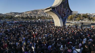 Activistas sirios se congregan en la plaza Umayyad durante una protesta para exigir un estado laico, en Damasco, el 19 de diciembre de 2024. (AP Foto/Omar Sanadiki)