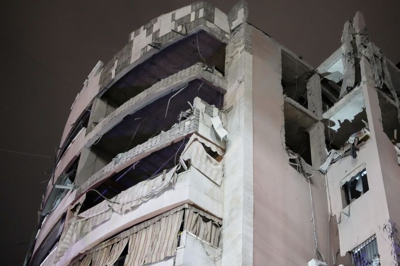 Esta fotografía del martes 1 de abril de 2025 muestra un edificio de apartamentos dañado tras ser alcanzado por un ataque israelí en Dahiyeh, un suburbio de Beirut, Líbano. (AP Foto/Hussein Malla)