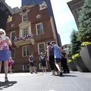 Cathy Nau (izquierda) y Jackie Trimble, ambas de Lake Stevens, Washington, revisan unos mapas el miércoles 3 de julio de 2024 en Boston. Nau y Trimble visitaron algunos de los sitios históricos de la ciudad un día antes de la festividad por el Día de la Independencia el 4 de julio. (AP Foto/Steven Senne)