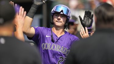 Jordan Beck de los Rockies de Colorado celebra su jonrón en la tercera entrada ante los Tigres de Detroit el jueves 12 de septiembre del 2024. (AP Foto/Paul Sancya)