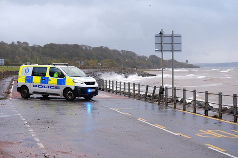 Una carretera se ve cerrada por la policía en la ruta A78 cerca de Skelmorlie, Escocia, el domingo 25 de octubre de 2026, tras el paso de la tormenta Boelo por la zona. (Jane Barlow/PA via AP)