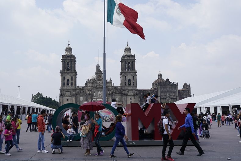 ARCHIVO - Peatones caminan por el Zócalo del Centro Histórico de la Ciudad de México, el 19 de agosto de 2023. (Foto AP/Arnulfo Franco, Archivo)