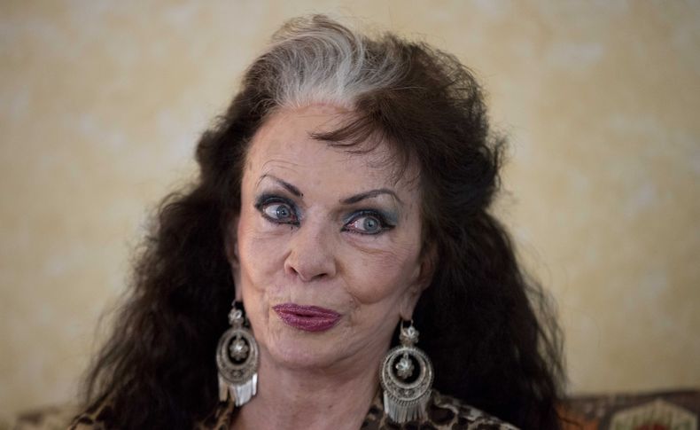 ARCHIVO - La bailarina Yolanda Montes Tongolele, durante una entrevista en la Ciudad de México el 18 de marzo de 2014. (Foto AP/Eduardo Verdugo, archivo)