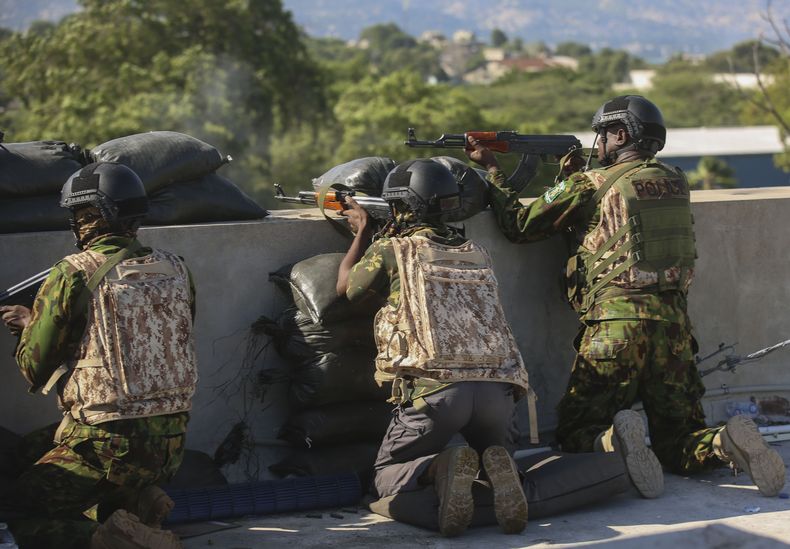 Policías kenianos, parte de una fuerza multinacional respaldada por la ONU, intercambian fuego con pandilleros en una base de la policía keniana en el vecindario de Delmas, en Puerto Príncipe, Haití, el jueves 5 de diciembre de 2024. (AP Foto/Odelyn Joseph)