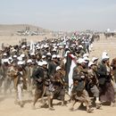 Combatientes hutíes durante una marcha en apoyo a los palestinos en la Franja de Gaza y en contra de los ataques estadounidenses sobre Yemen, el lunes 22 de enero de 2024, a las afueras de Saná. (AP Foto)