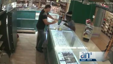 broward:  se robo una costosa cadena de oro en la cara del dueno