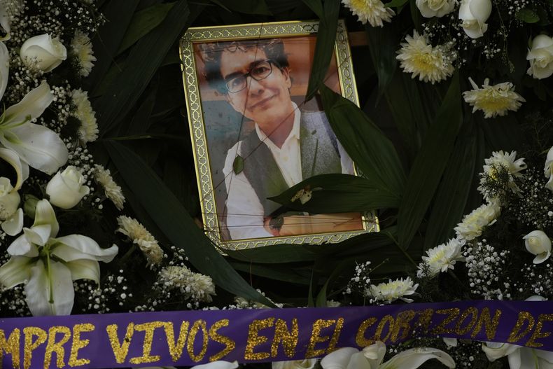 Una foto enmarcada de José Muñoz, el asesor de la alcaldesa de Ciudad de México, Clara Brugada, que fue asesinado el día anterior, colocado en un altar fuera de una funeraria en Ciudad de México, el miércoles 21 de mayo de 2025. (AP Foto/Marco Ugarte)