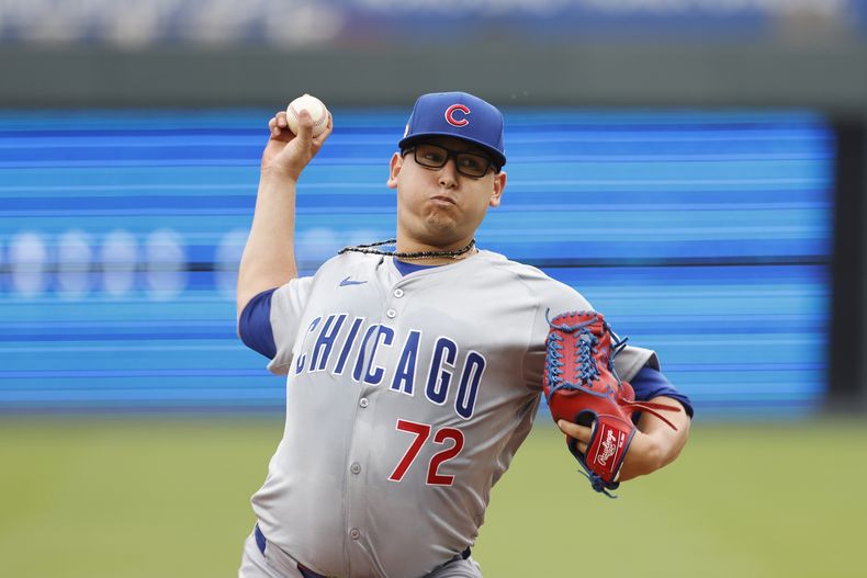 El lanzador mexicano de los Cachorros de Chicago, Javier Assad realiza un lanzamiento durante la primera entrada del juego de béisbol ante los Reales de Kansas City, en Kansas City, Misuri, el domingo 28 de julio de 2024. (AP Foto/Colin E. Braley)