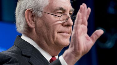 Tillerson dice a diplomáticos que ora por EEUU