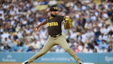 El lanzador abridor de los Padres de San Diego, Randy Vásquez, realiza un lanzamiento durante la primera entrada de un partido de béisbol contra los Dodgers de Los Ángeles, en Los Ángeles, el jueves 2 de julio de 2026. (Foto AP/Kyusung Gong)