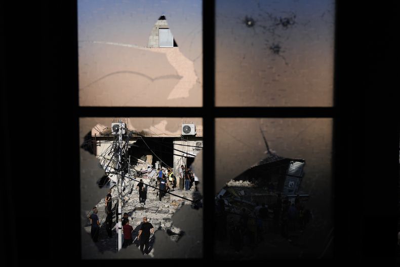 Palestinos inspeccionan un edificio dañado tras una incursión del ejército israelí, en el campo de refugiados Nour Shams, en el norte de Cisjordania, el 5 de septiembre de 2023. (AP Foto/Majdi Mohammed)