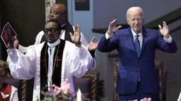 El presidente Joe Biden, a la derecha, y el pastor J. Louis Felton rezan en un servicio religioso en la iglesia de Dios en Cristo de Mount Airy, el domingo 7 de julio de 2024, en Filadelfia. (AP Foto/Manuel Balce Ceneta)