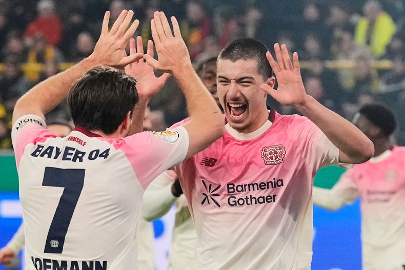 Ibrahim Maza (derecha), del Bayer Leverkusen, festeja con su compañero Jonas Hofmann, tras anotar ante Borussia Dortmund en un partido de la Copa de Alemania, el martes 2 de diciembre de 2025 (AP Foto/Martin Meissner)