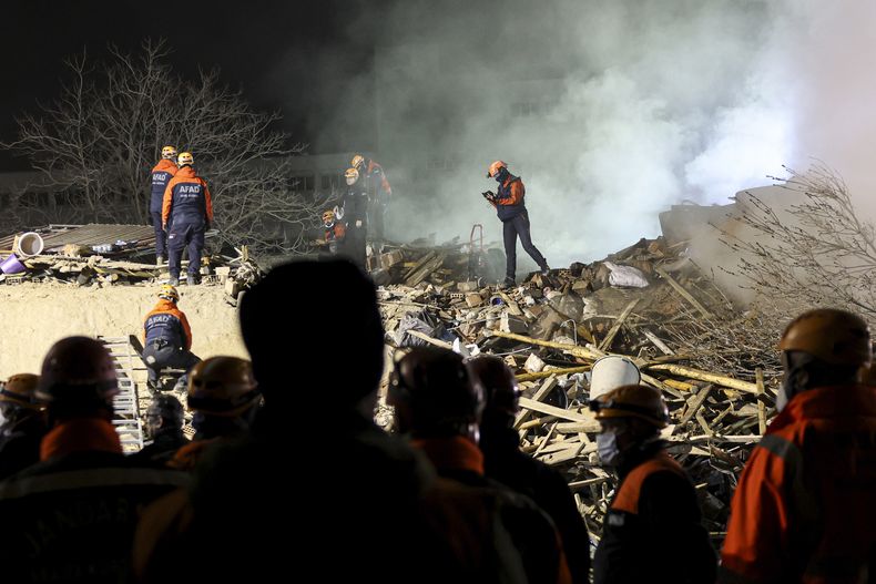 Equipos de emergencia y rescate trabajan tras el derrumbe de un edificio en la ciudad de Konya, en el centro de Turquía, la madrugada de sábado 25 de enero de 2025. (Ugur Yildirim/Dia Photo vía AP)