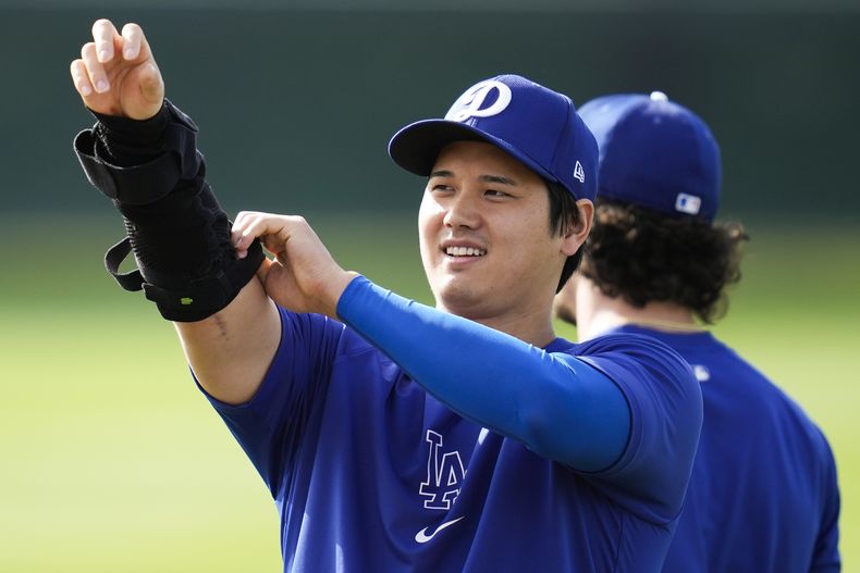 El bateador designado Shohei Ohtani participa en un entrenamiento de los Dodgers de Los Ángeles, el domingo 25 de febrero de 2024, en Glendale, Arizona. (AP Foto/Ashley Landis)