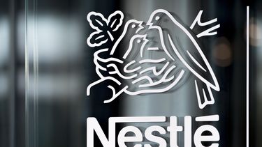 ARCHIVO - El logotipo de Nestle en una ventana en Vevey, Suiza, el 14 de febrero de 2019. (Laurent Gillieron/Keystone vía AP, Archivo)