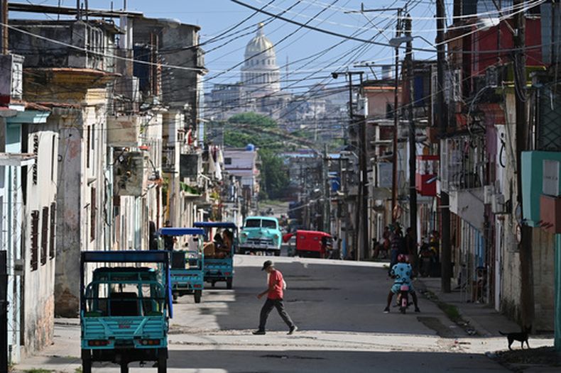 Un hombre cruza una calle el lunes 25 de mayo de 2026, en La Habana, Cuba. (AP Foto/Jorge Luis Baños)