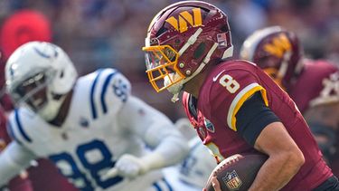 El quarterback de los Commanders de Washington Marcus Mariota corre con el balón en el encuentro ante los Colts de Indianápolis el domingo 4 de octubre del 2026. (AP Foto/David J. Phillip)