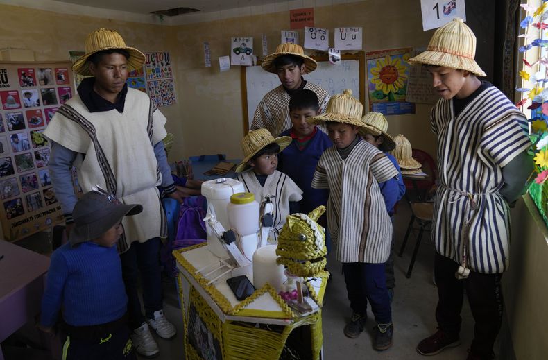 AMS-GEN BOLIVIA-INDÍGENAS ROBOT