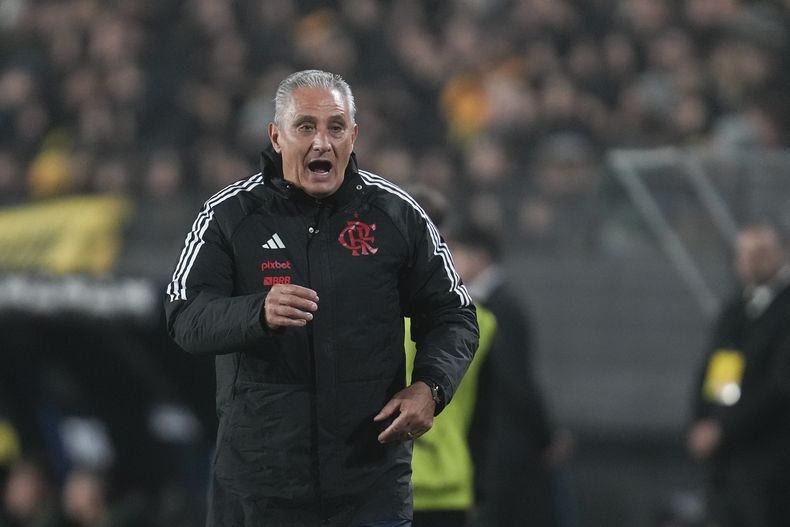 El técnico de Flamengo Tite durante el partido contra Peñarol de Uruguay en los cuartos de final de la Copa Libertadores, el jueves 26 de septiembre de 2024, en Montevideo. (AP Foto/Matilde Campodónico)
