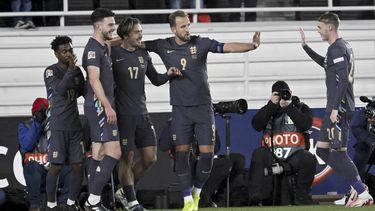 El volante inglés Jack Grealish (tercero desde la izquierda) celebra tras anotar el primer gol de Inglaterra en la victoria 3-1 ante Finlandia en la Liga de Naciones, el domingo 13 de octubre de 2024. (Markku Ulander/Lehtikuva vía AP)