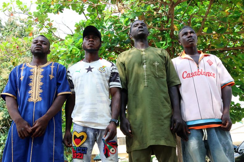 Mubarak Dahiru, segundo desde la izquierda, y otros que sobrevivieron tras estar detenidos por el Cuerpo de Seguridad y Defensa Civil de Nigeria, en Minna, Nigeria, el 19 de septiembre del 2026. (AP foto/Afolabi Sotunde)