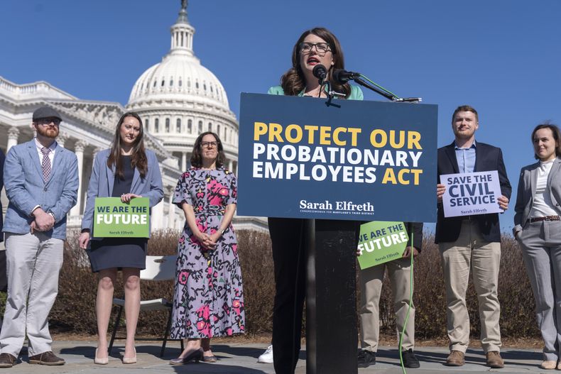 La representante demócrata por Maryland Sarah Elfreth con otros activistas en contra de los despidos masivos efectuados por el gobierno del presidente Donald Trump, en Washington, el 11 de marzo del 2025. (AP foto/Mark Schiefelbein)