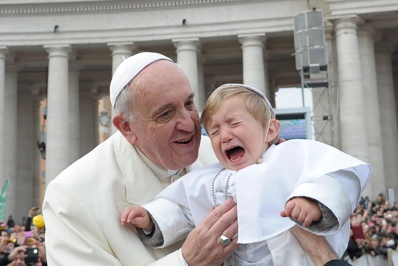 En esta foto suministrada por el peri&oacute;dico del Vaticano LOsservatore Romano, el papa Francisco toma en sus brazos a Daniele De Sanctis, de 19 meses, a quien disfrazaron como el pont&iacute;fice para el carnaval, en la Plaza de San Pedro el mi&eacu
