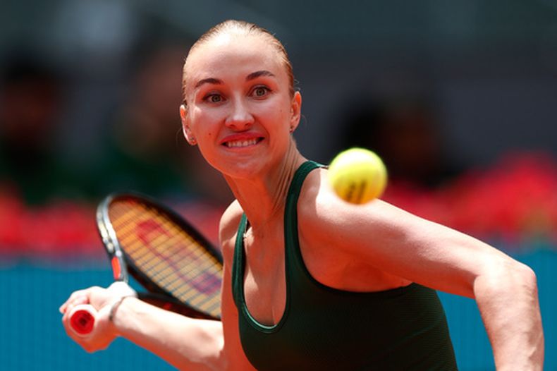 Anastasia Potapova devuelve ante Karolina Pliskova durante el Abierto de Madrid, el miércoles 29 de abril de 2026. (AP Foto/Pablo García)
