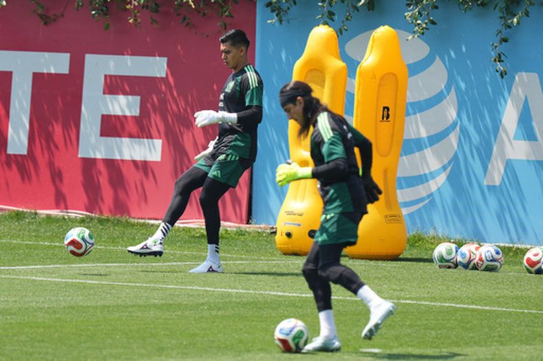 Los porteros de México Raúl Rangel, detrás, y Carlos Acevedo controlan la pelota durante una sesión de entrenamiento en la Ciudad de México el viernes 8 de mayo de 2026.(AP Foto/Fernando Llano)