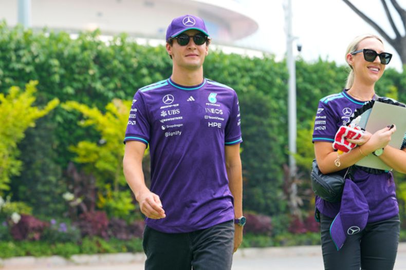 El británico George Russell, de Mercedes, arriba al paddock antes de la primera práctica antes del Gran Premio de Singapur el viernes 9 de octubre del 2026. (AP Foto/Vincent Thian)