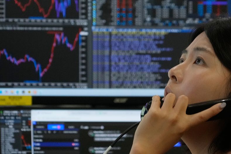 Una operadora habla por teléfono en la sala de operaciones de divisas en la sede de Hana Bank en Seúl, Corea del Sur, el lunes 1 de junio de 2026. (AP Foto/Ahn Young-joon)